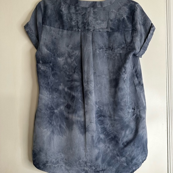 Women's Simply Vera Wang Shirred Neck Blouse. Blue Tie Dye. Button. Soft. Sz: S - Picture 12 of 15
